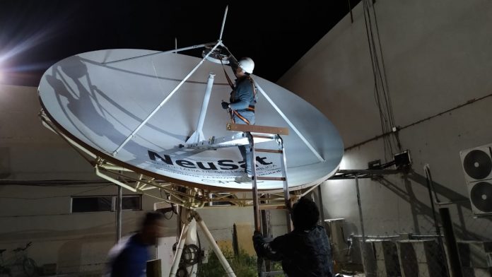 La antena de 4,5 metros de diámetro puede transportar señales de datos, televisión y radiodifusión al interior de la provincia.
